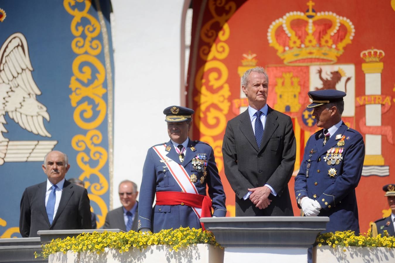 El ministro de Defensa pasa revista en la AGA