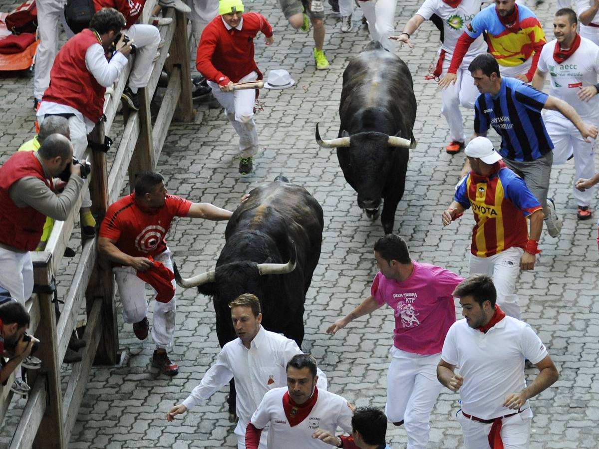 Segundo encierro con los toros de Dolores Aguirre. Los toros sevillanos de la ganadera vasca han realizado una carrera muy limpia y noble.