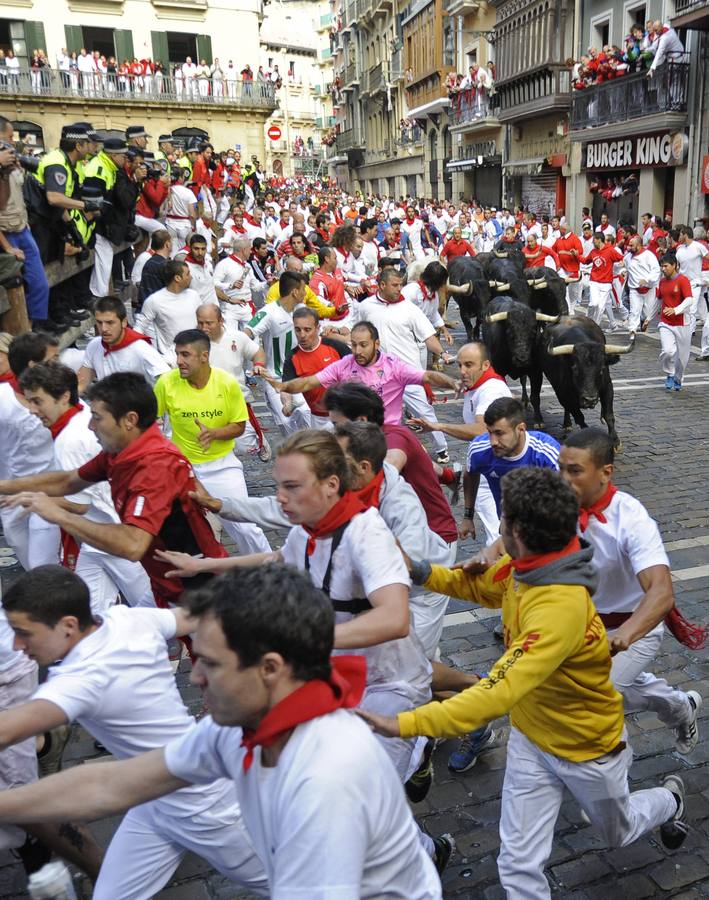 Segundo encierro con los toros de Dolores Aguirre. Los toros sevillanos de la ganadera vasca han realizado una carrera muy limpia y noble.