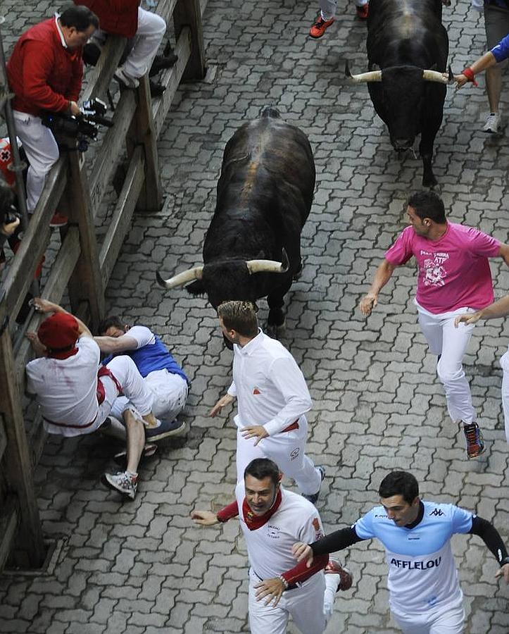 Segundo encierro con los toros de Dolores Aguirre. Los toros sevillanos de la ganadera vasca han realizado una carrera muy limpia y noble.