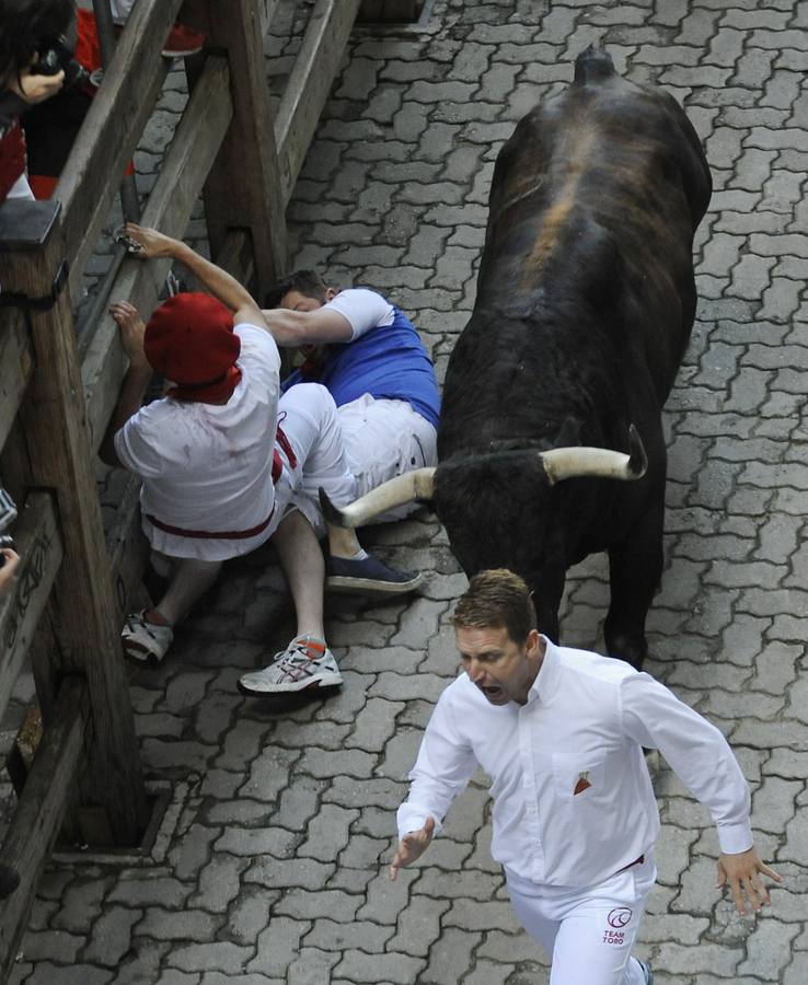 Segundo encierro con los toros de Dolores Aguirre. Los toros sevillanos de la ganadera vasca han realizado una carrera muy limpia y noble.