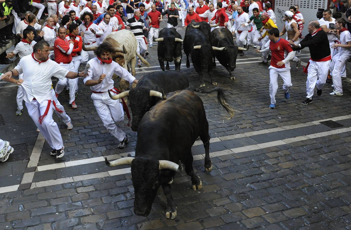 Segundo encierro con los toros de Dolores Aguirre. Los toros sevillanos de la ganadera vasca han realizado una carrera muy limpia y noble.