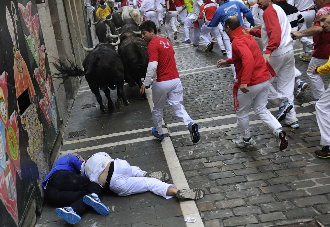 Segundo encierro con los toros de Dolores Aguirre. Los toros sevillanos de la ganadera vasca han realizado una carrera muy limpia y noble.