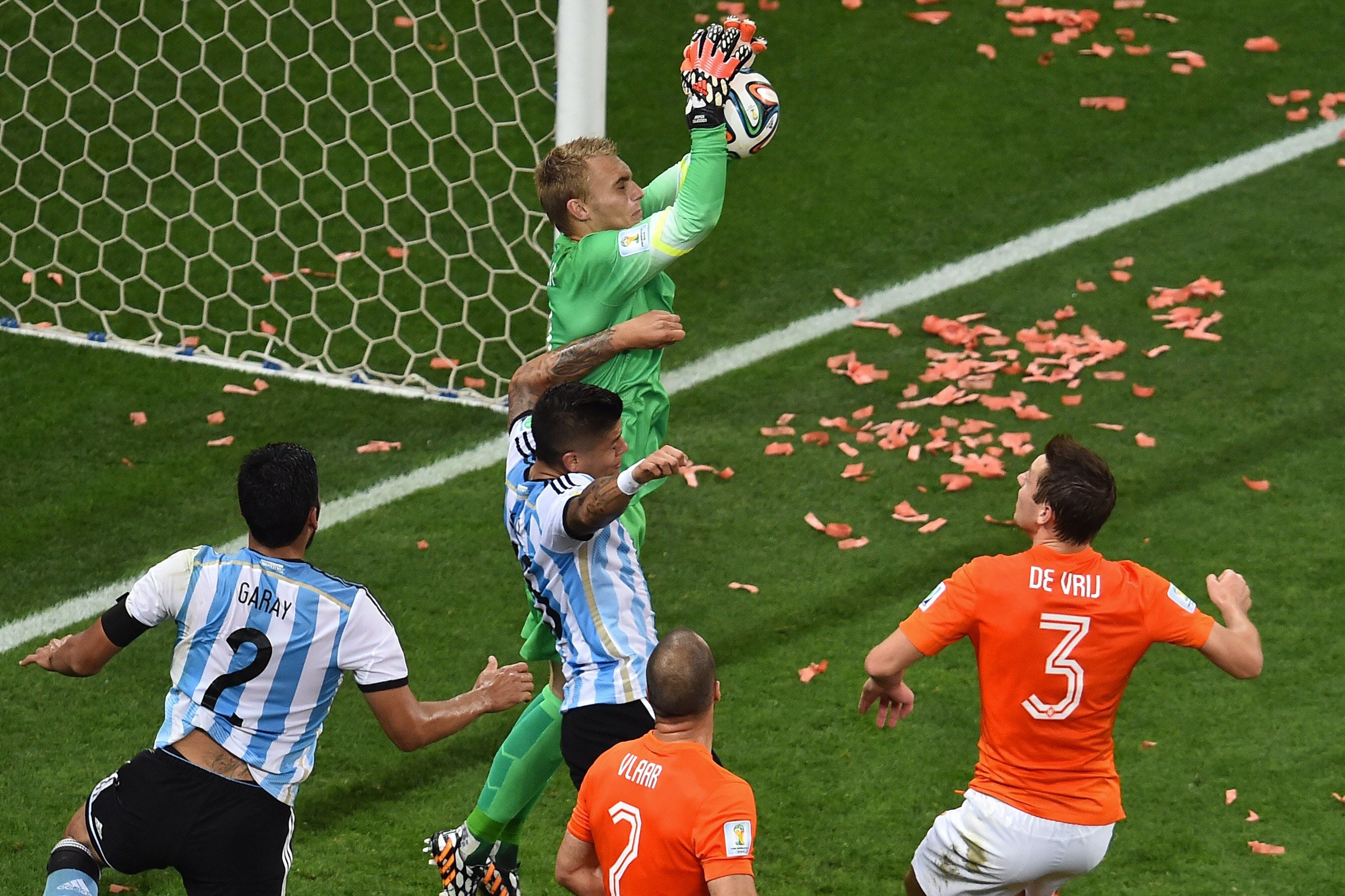 El portero holandés Jasper Cillessen coge el balón ante jugadores argentinos.