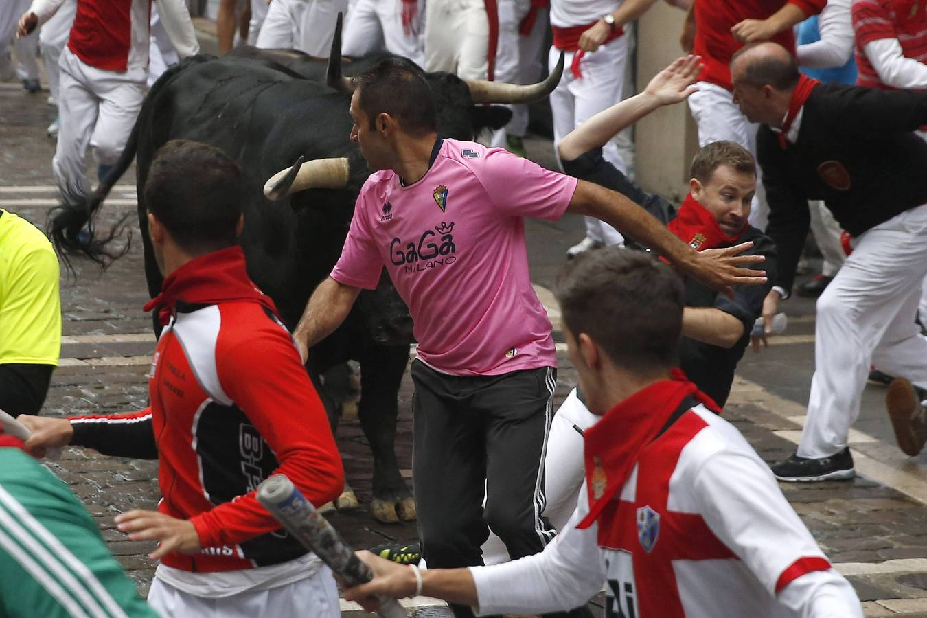 Peligroso encierro. Los toros de Victoriano del Río han protagonizado un encierro peligroso.