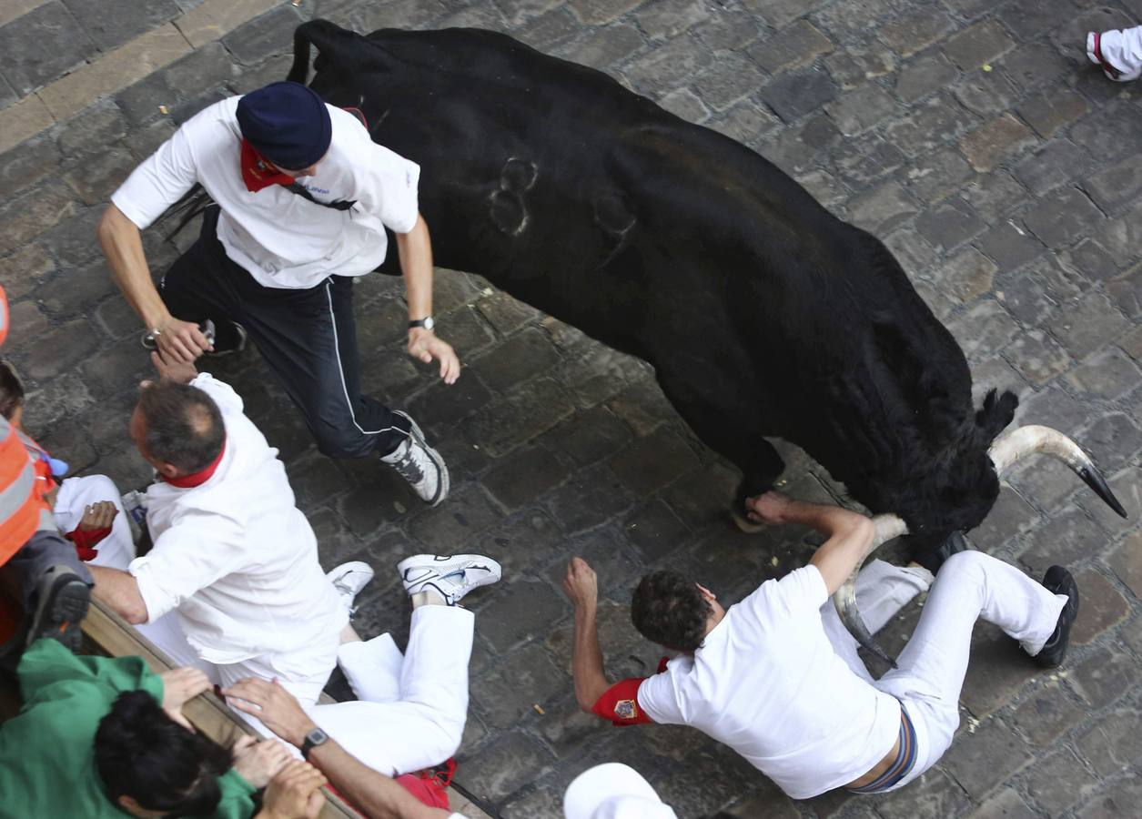 Caídas y apreturas. Los toros de la ganadería salmantina de Garcigrande han creado mucho peligro.