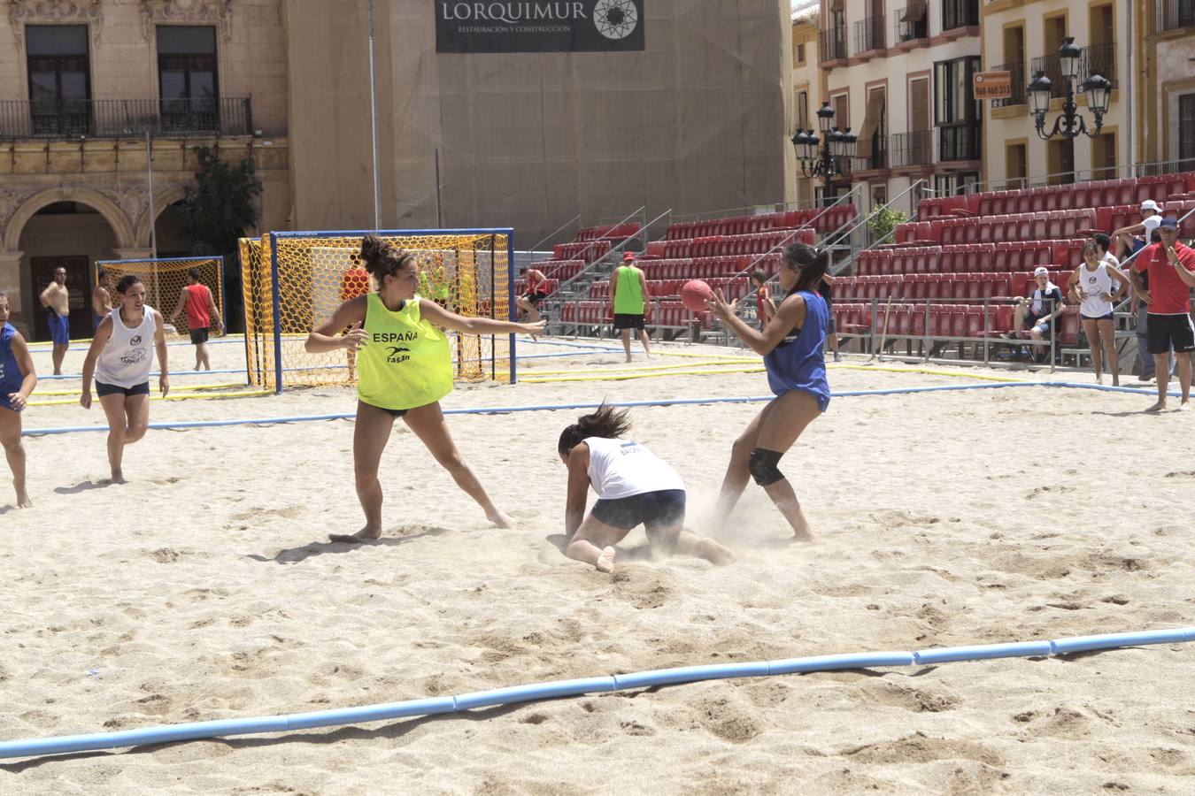 Entrenamiento de la selección españonal juvenil de balonmano-playa