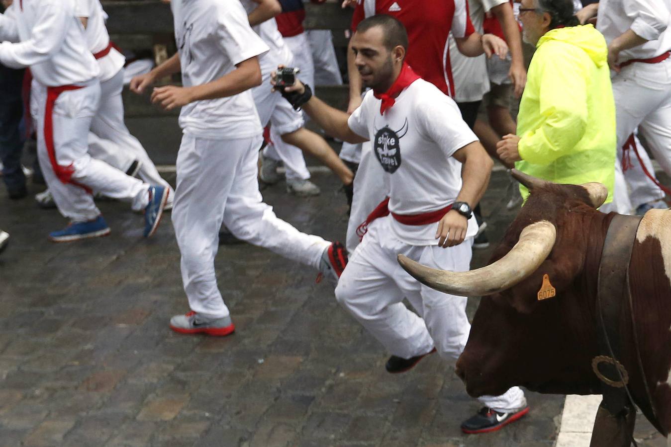 Los Fuente Ymbro, nobles y rápidos. El encierro, a pesar de la lluvia y de la multitud de mozos, ha dejado bonitas carreras.