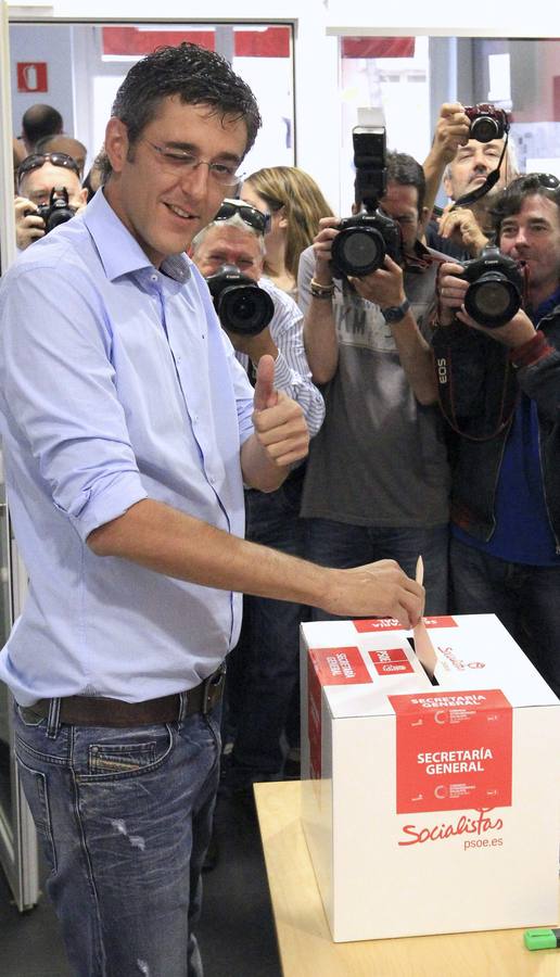 Eduardo Madina, optimista. Eduardo Madina en el momento de votar en una agrupación socialista de Bilbao.