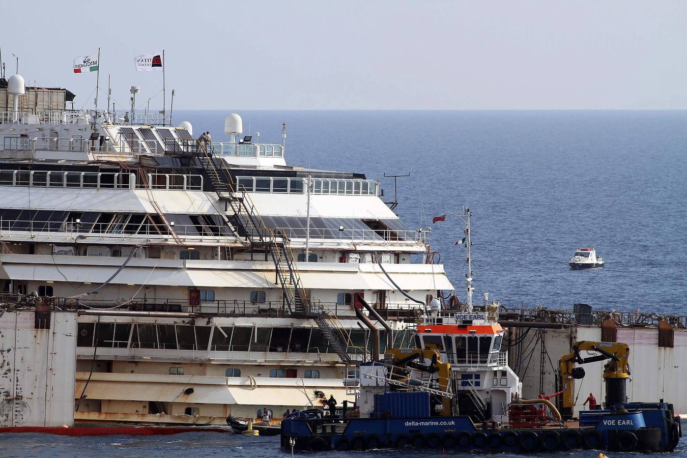 Comienza el reflotamiento del 'Costa Concordia'. Ha comenzado la operación destinada a desencallar, enderezar, reflotar y desguazar el crucero siniestrado.