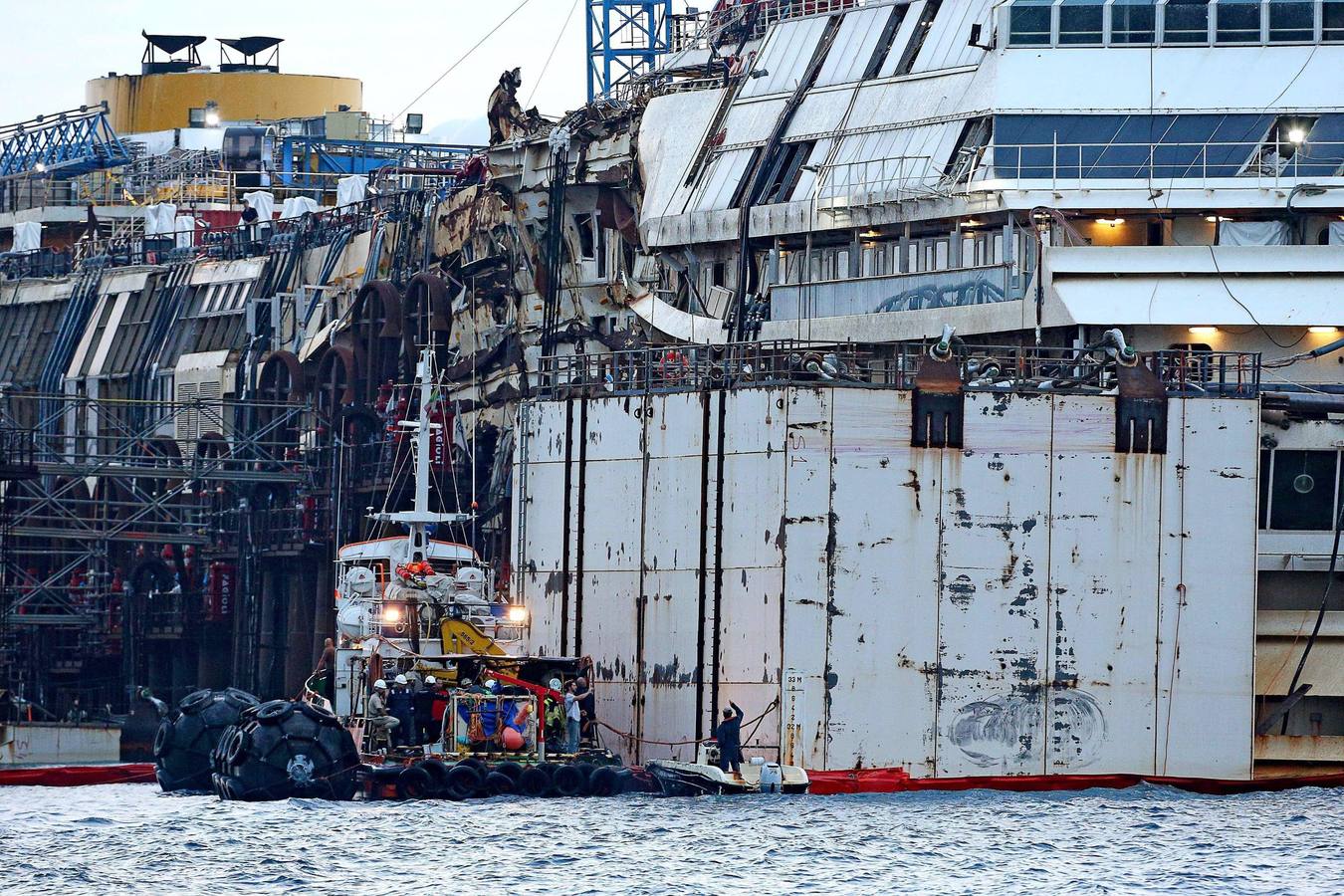 Comienza el reflotamiento del 'Costa Concordia'. Ha comenzado la operación destinada a desencallar, enderezar, reflotar y desguazar el crucero siniestrado.