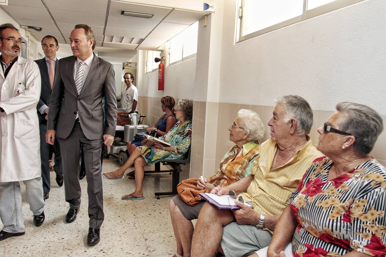 Fabra visita el consultorio de verano de El Campello