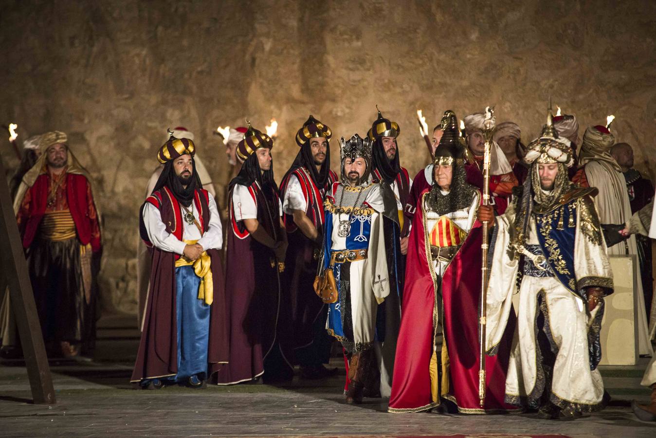 Pequeños y mayores disfrutan de los Moros y Cristianos de Elche