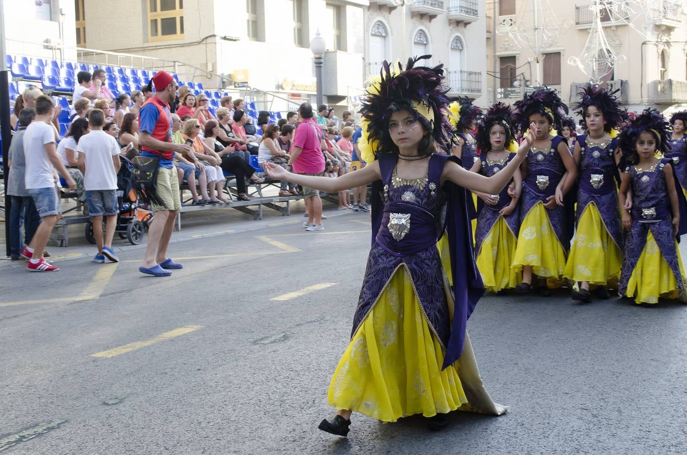 Pequeños y mayores disfrutan de los Moros y Cristianos de Elche