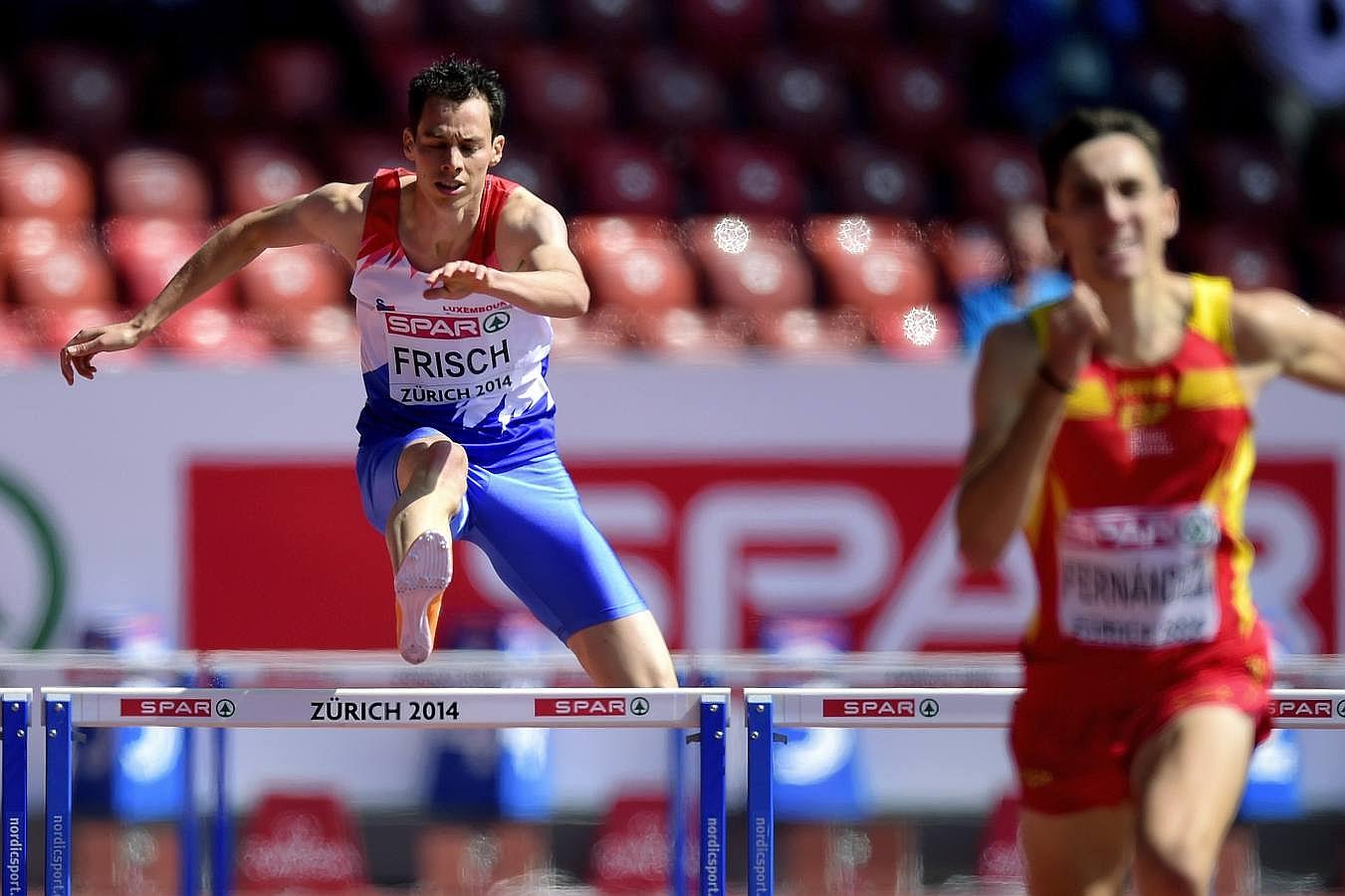 Sergio Fernández (d) acaba quinto y no logra clasificarse para la siguiente ronda de los 400 metros obstáculos