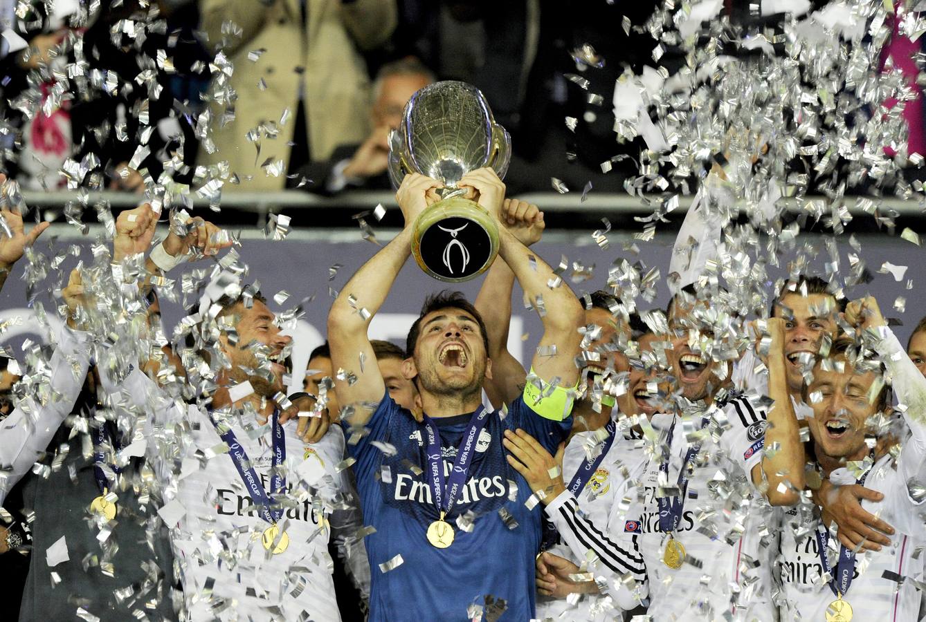 Los jugadores del Real Madrid, con la copa de campeones.