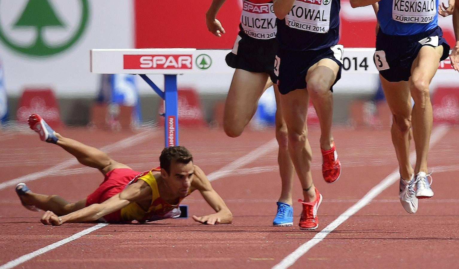 Víctor García se cae durante la prueba de 3.000 metros obstáculos