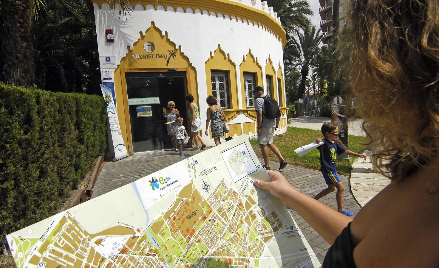 Los turístas visitan el Parque Municipal de Elche