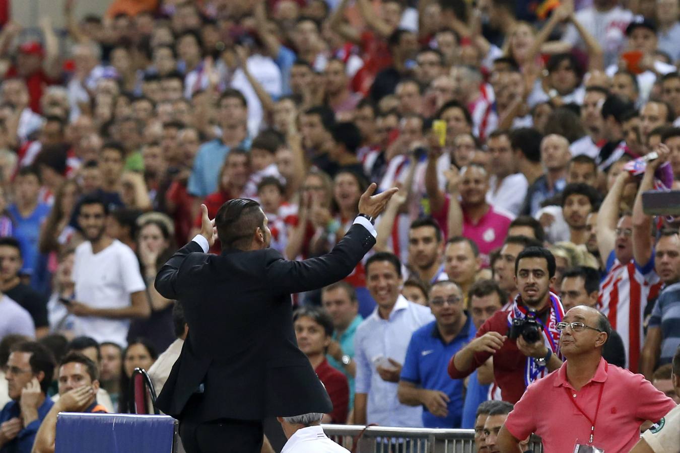 Simeone anima al público.