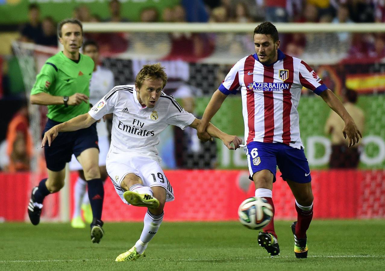 Modric golpea un balón ante Koke.