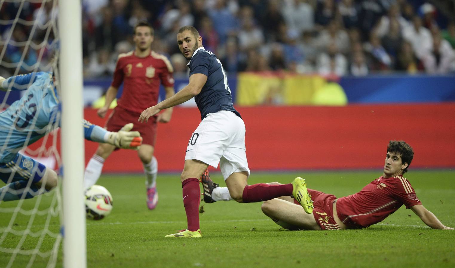 Benzema dispara a puerta.