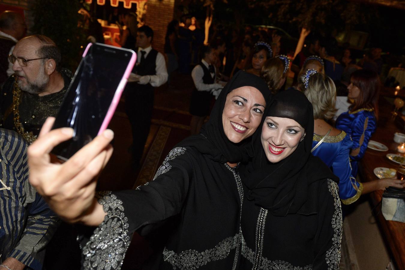 Moros y Cristianos dan incio a sus fiestas con una cena medieval