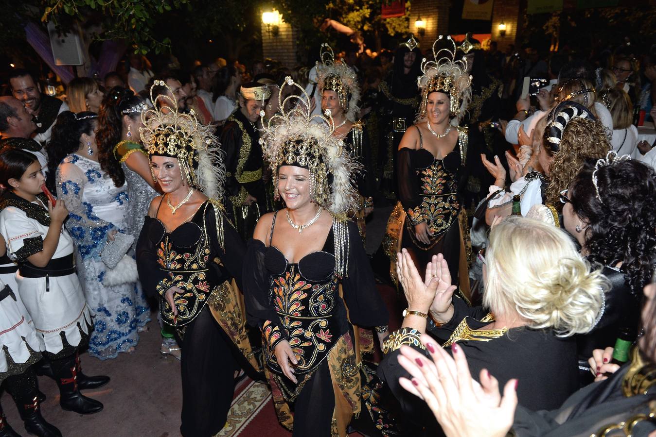 Moros y Cristianos dan incio a sus fiestas con una cena medieval