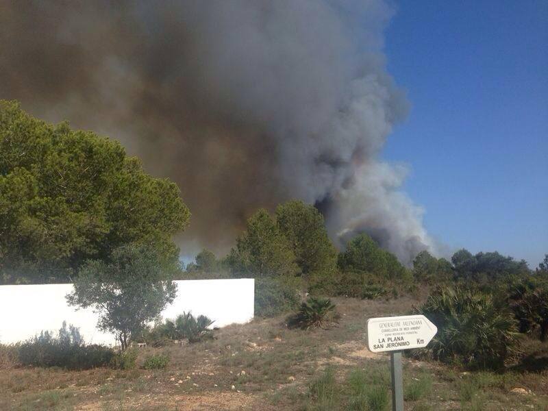 Un incendio en Xàbia y Dénia quema el Montgó y obliga a desalojar viviendas