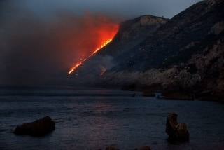 Un incendio en Xàbia y Dénia quema el Montgó y obliga a desalojar viviendas