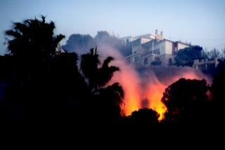 Un incendio en Xàbia y Dénia quema el Montgó y obliga a desalojar viviendas