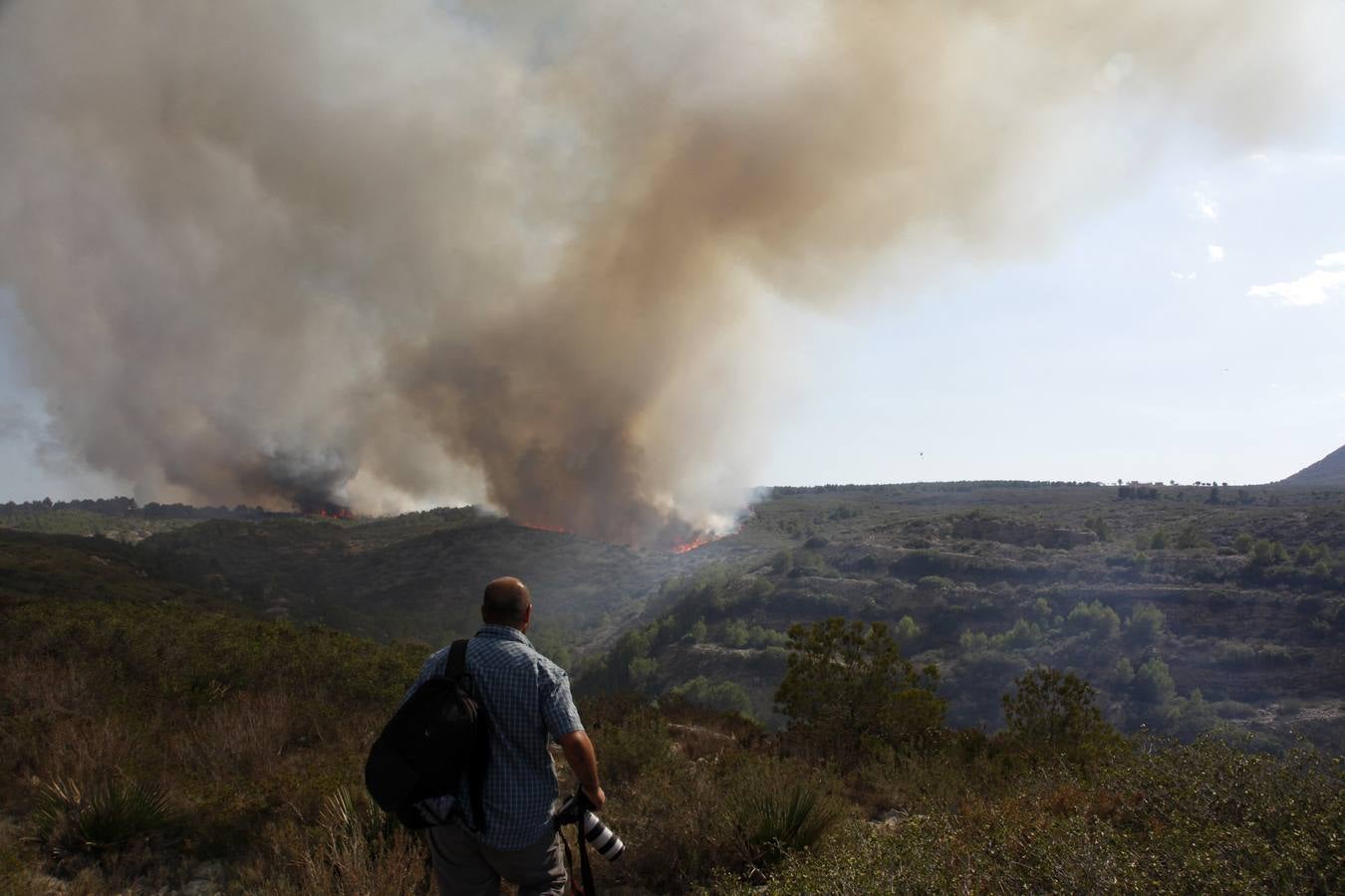 Un incendio en Xàbia y Dénia quema el Montgó y obliga a desalojar viviendas