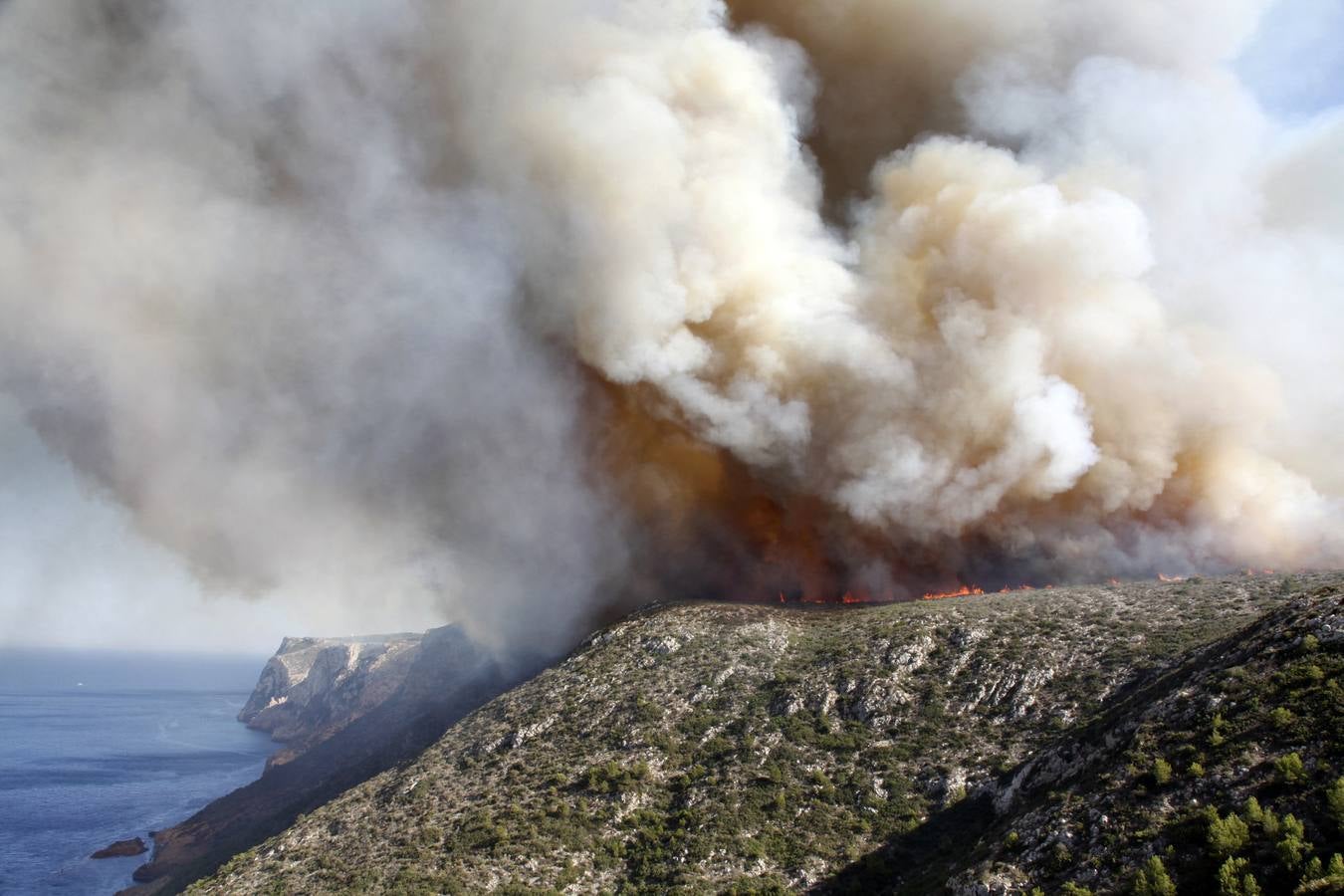 Un incendio en Xàbia y Dénia quema el Montgó y obliga a desalojar viviendas