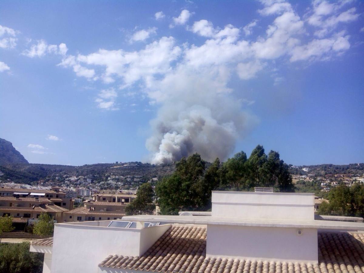 Un incendio en Xàbia y Dénia quema el Montgó y obliga a desalojar viviendas