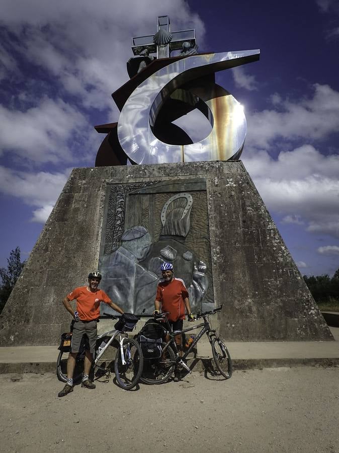 Dos vecinos de Molins viajan desde Italia a la Plaza del Obradoiro en bici