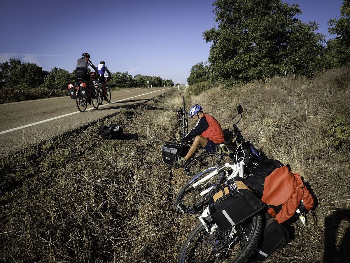 Dos vecinos de Molins viajan desde Italia a la Plaza del Obradoiro en bici