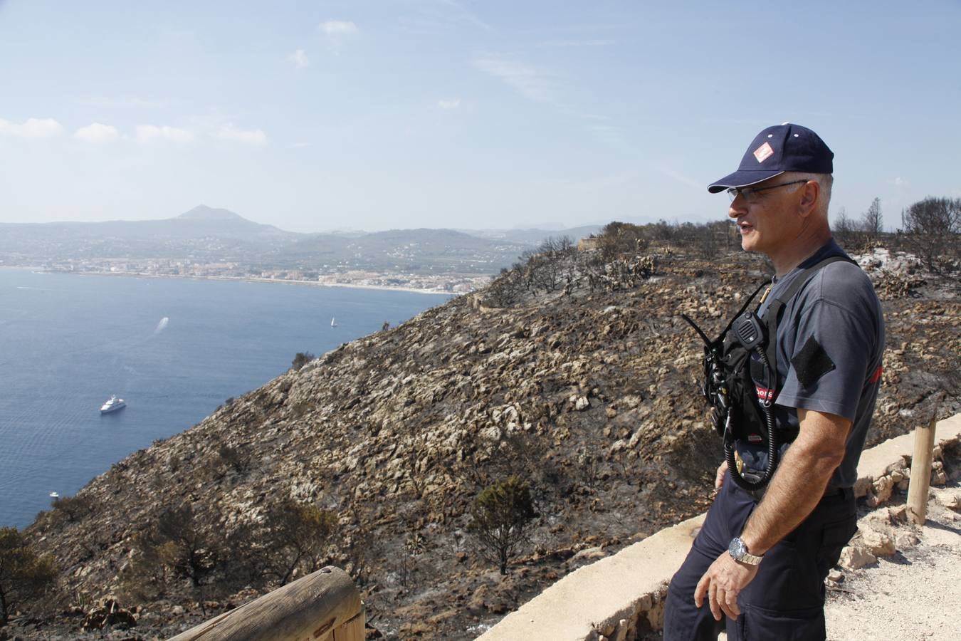 Tareas de limpieza tras el incendio forestal en el parque natural del Montgó