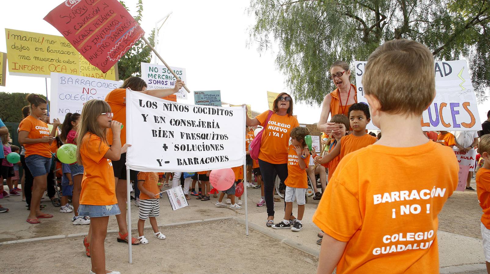 Padres del colegio de Guadalupe cortan la carretera como protesta por los &#039;barracones&#039;