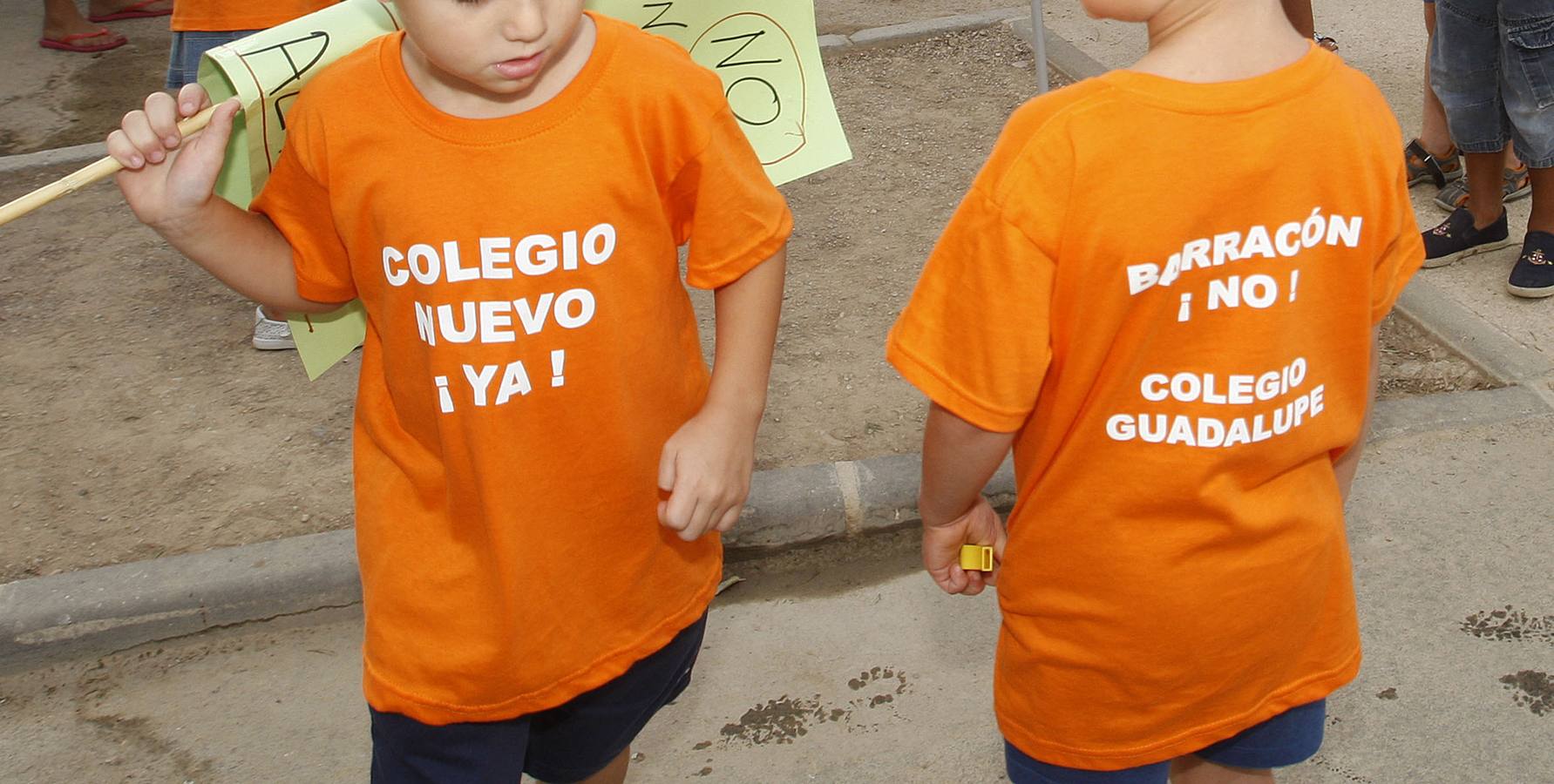 Padres del colegio de Guadalupe cortan la carretera como protesta por los &#039;barracones&#039;