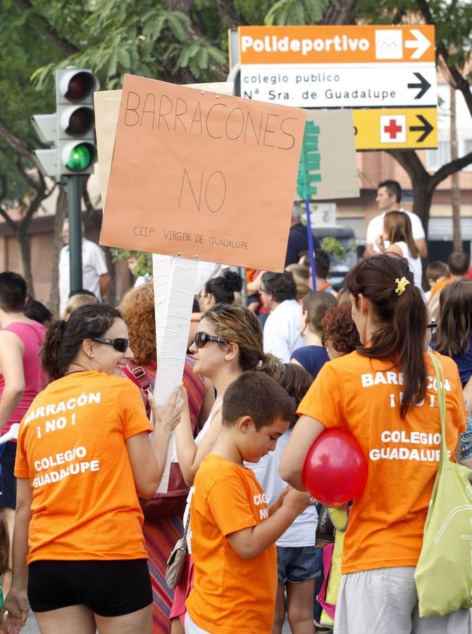 Padres del colegio de Guadalupe cortan la carretera como protesta por los &#039;barracones&#039;