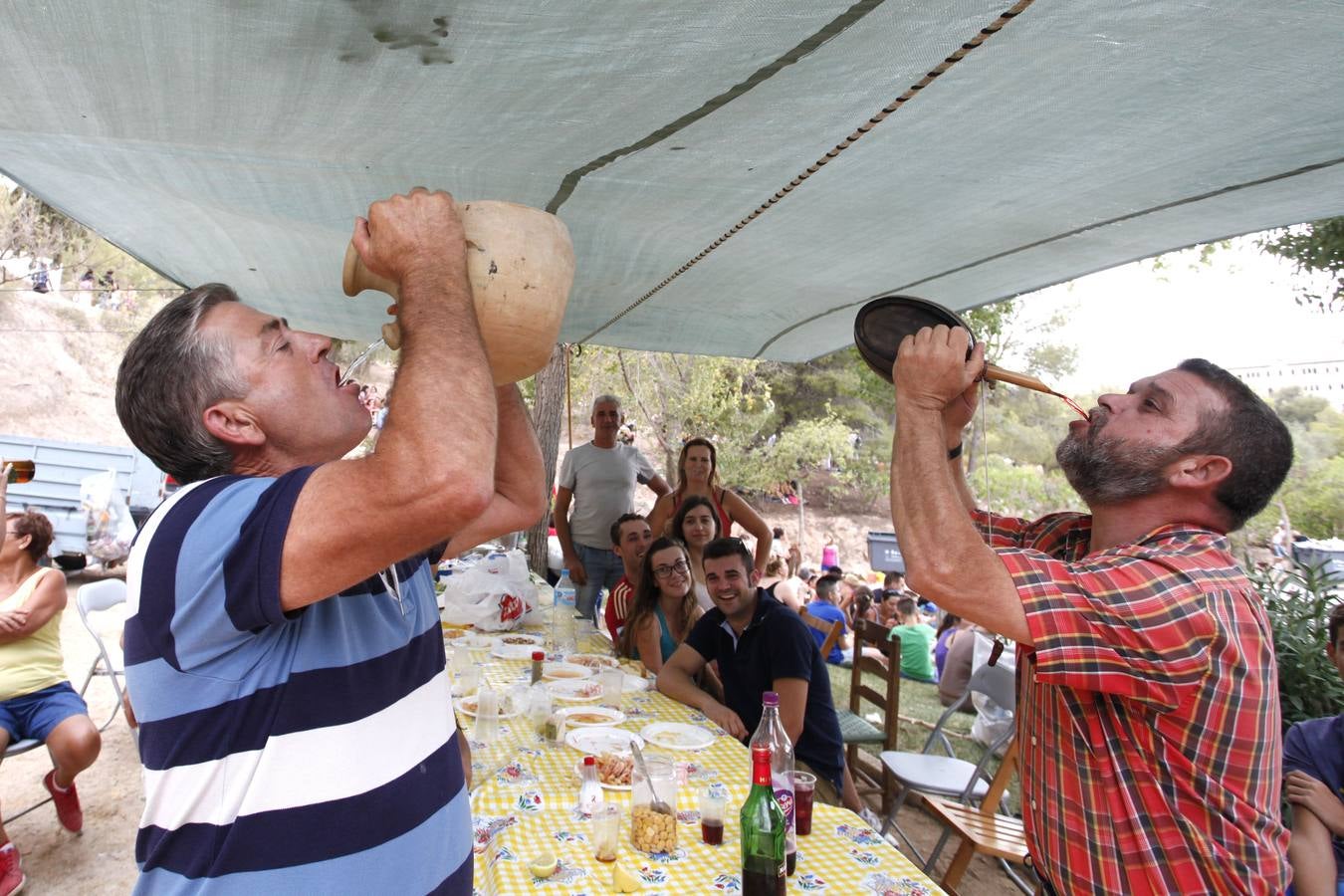 Ambiente de fiesta en el monte por la Romería