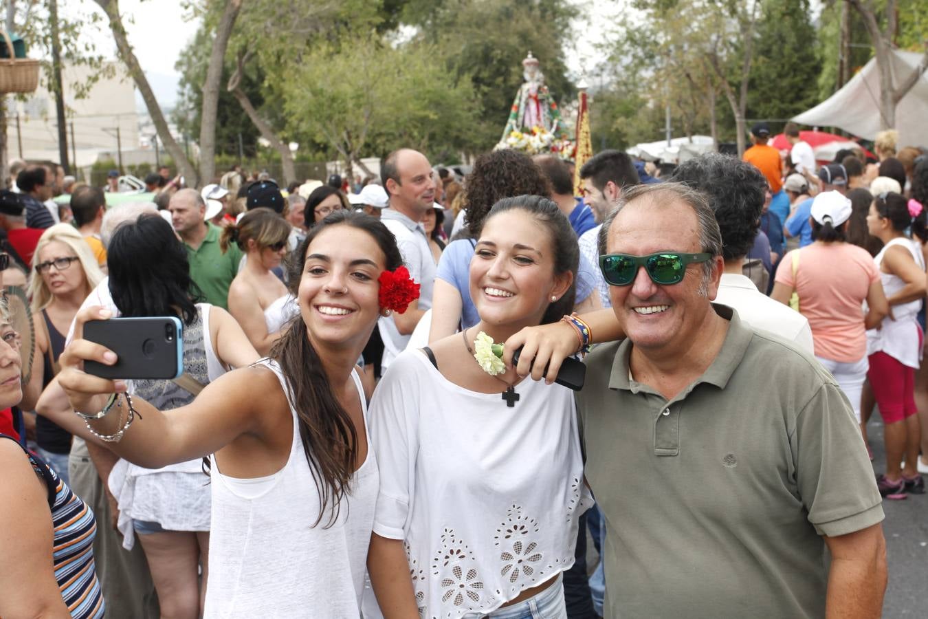 Ambiente de fiesta en el monte por la Romería