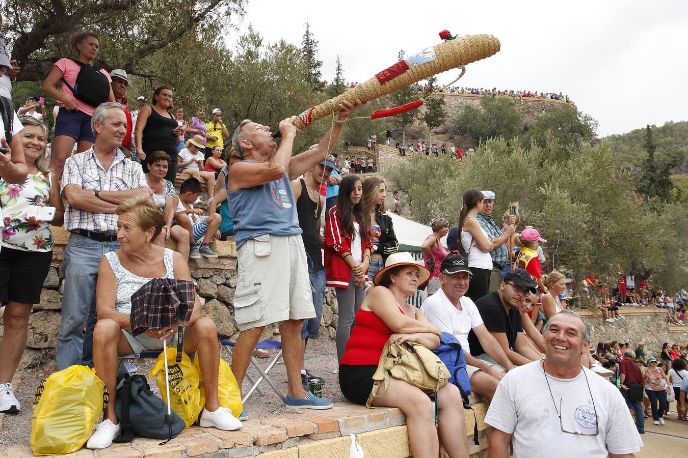 Ambiente de fiesta en el monte por la Romería