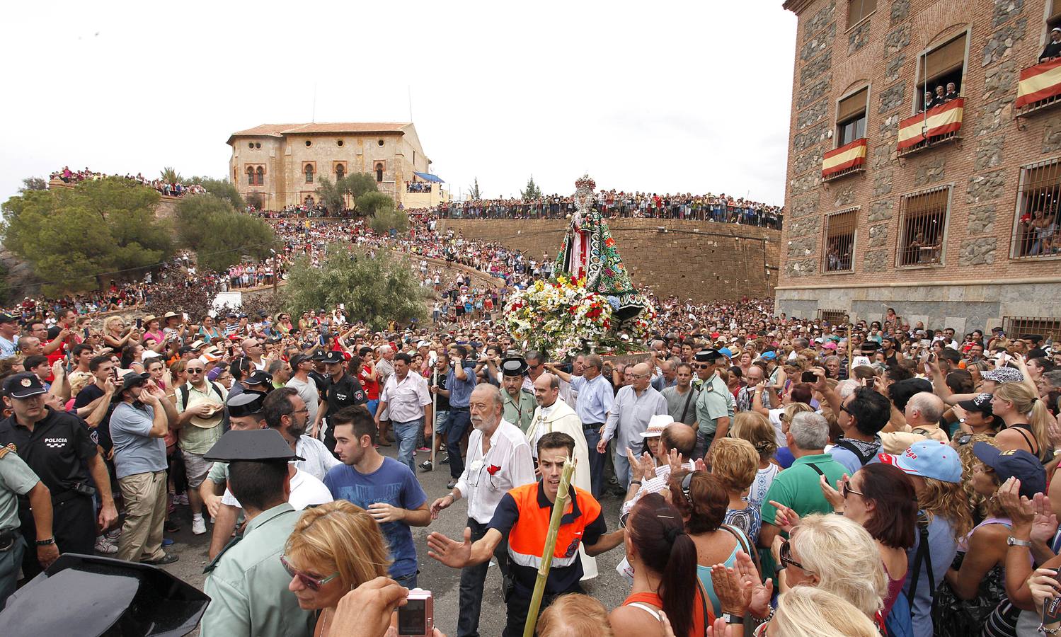 Ambiente de fiesta en el monte por la Romería