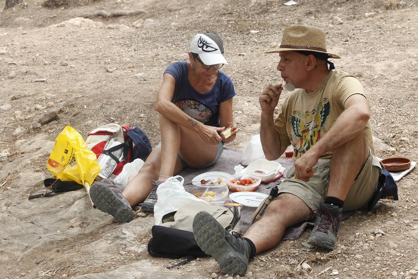 Ambiente de fiesta en el monte por la Romería