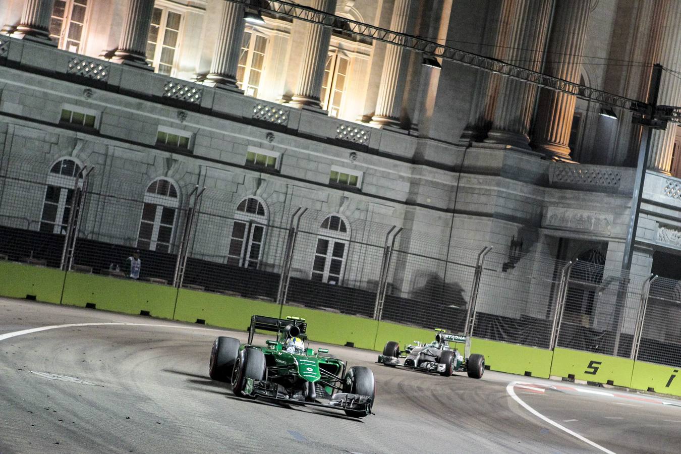 Hamilton gana en Singapur y es el nuevo líder del Mundial de Fórmula 1