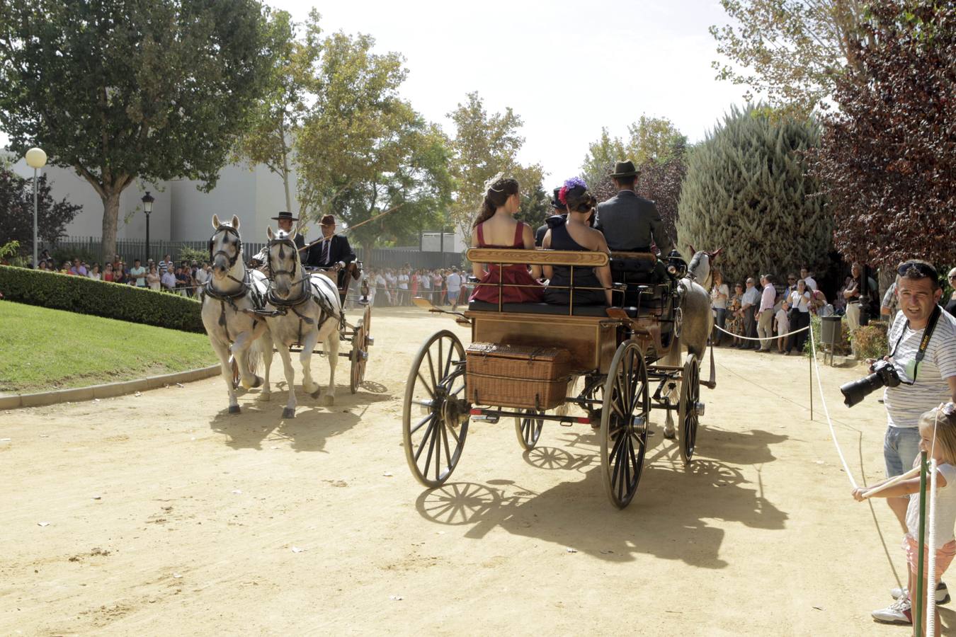 La alamedas se quedan pequeñas para acoger a los fieles de la Virgen de las Huertas