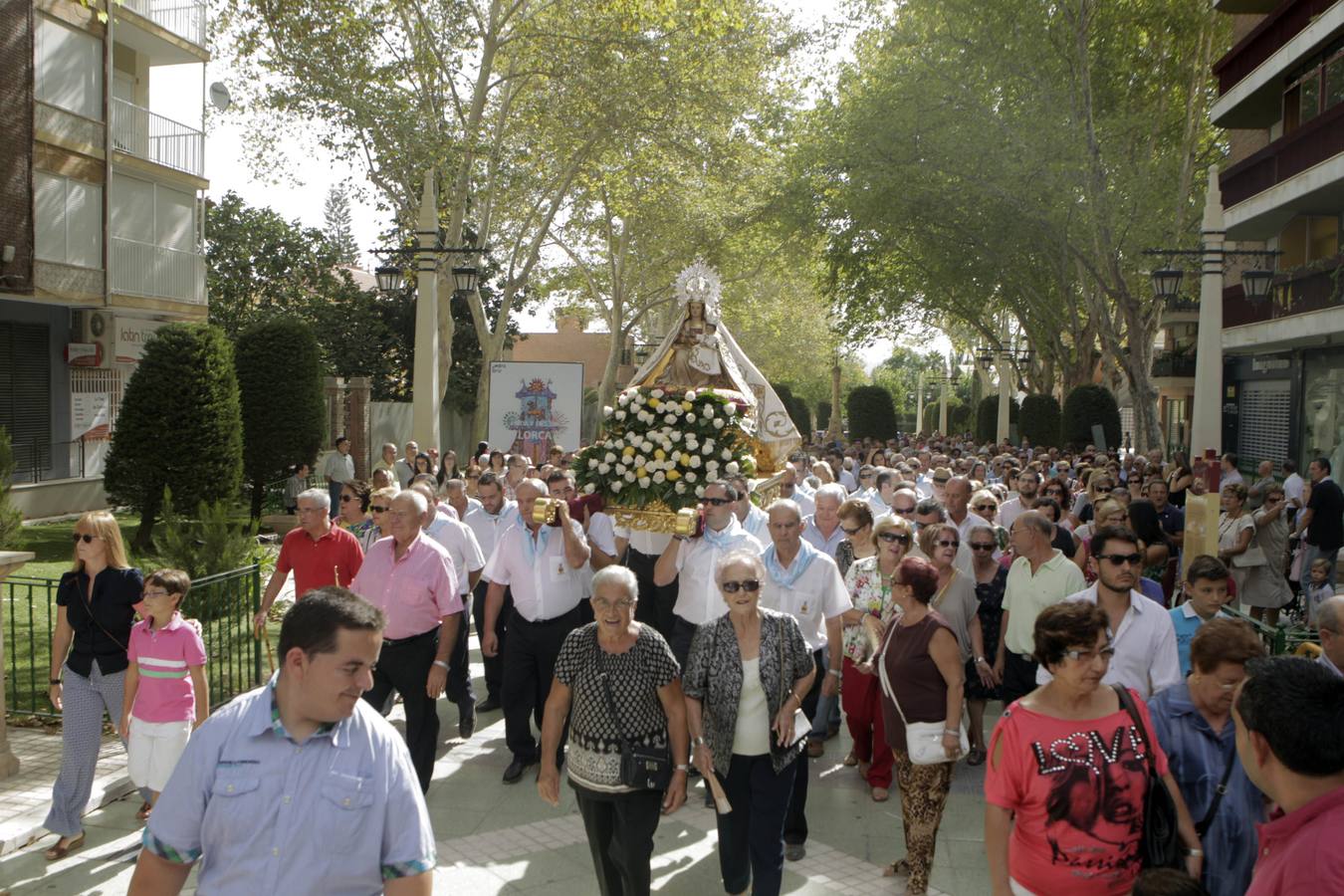 La alamedas se quedan pequeñas para acoger a los fieles de la Virgen de las Huertas