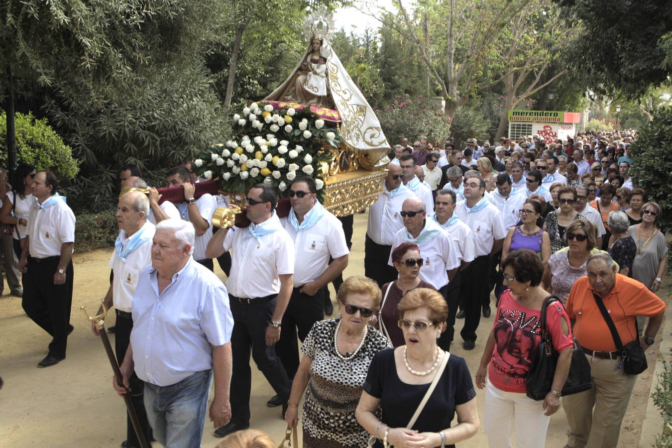 La alamedas se quedan pequeñas para acoger a los fieles de la Virgen de las Huertas