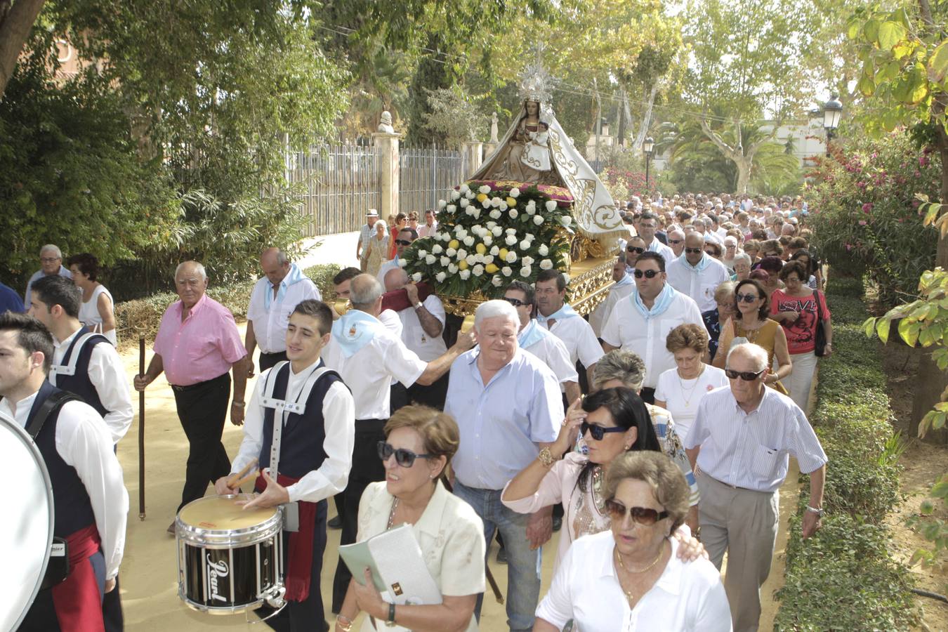 La alamedas se quedan pequeñas para acoger a los fieles de la Virgen de las Huertas