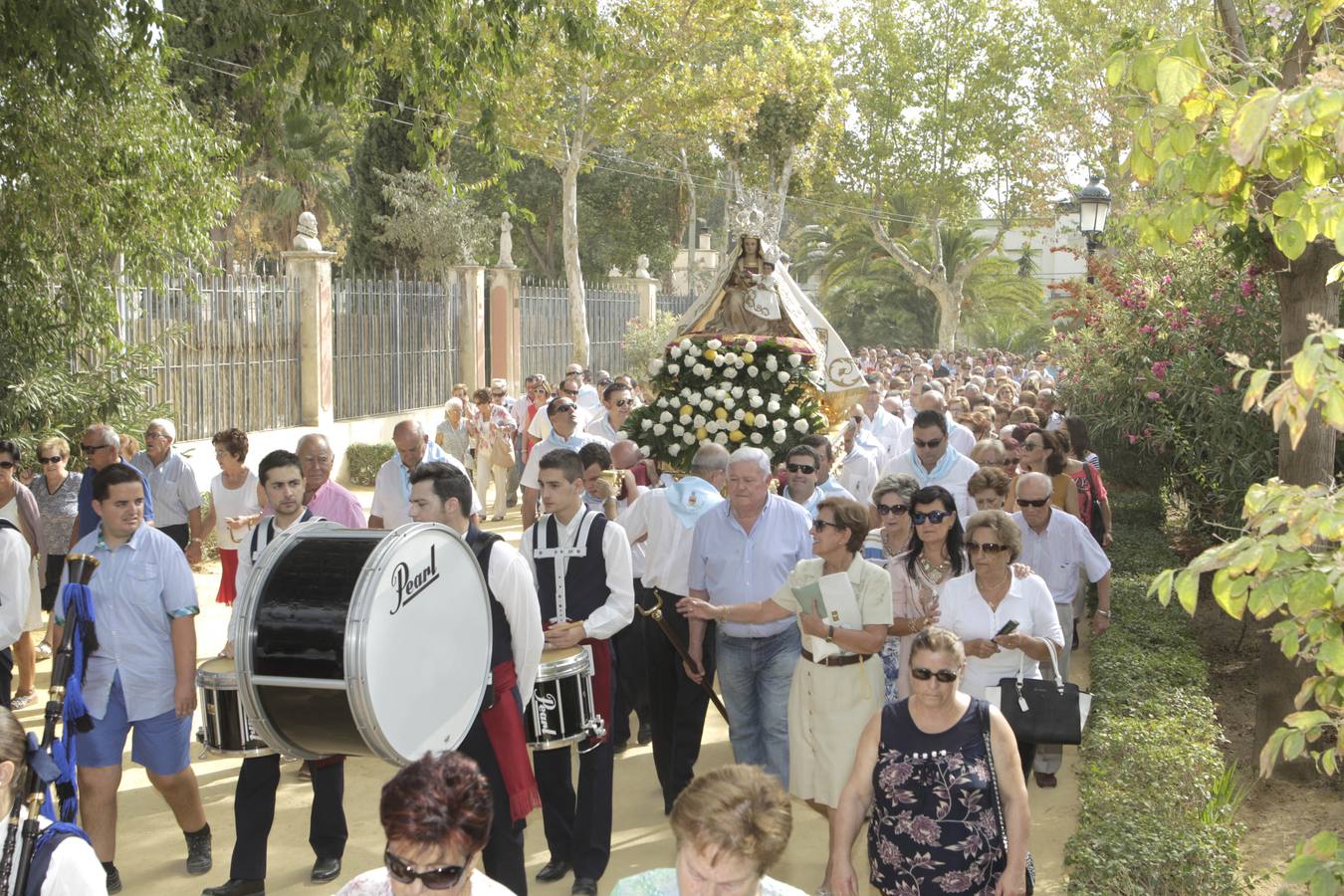 La alamedas se quedan pequeñas para acoger a los fieles de la Virgen de las Huertas